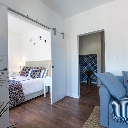 Amazing Downtown Apt With Small Balcony With View Over The Castle Lisbona Esterno foto