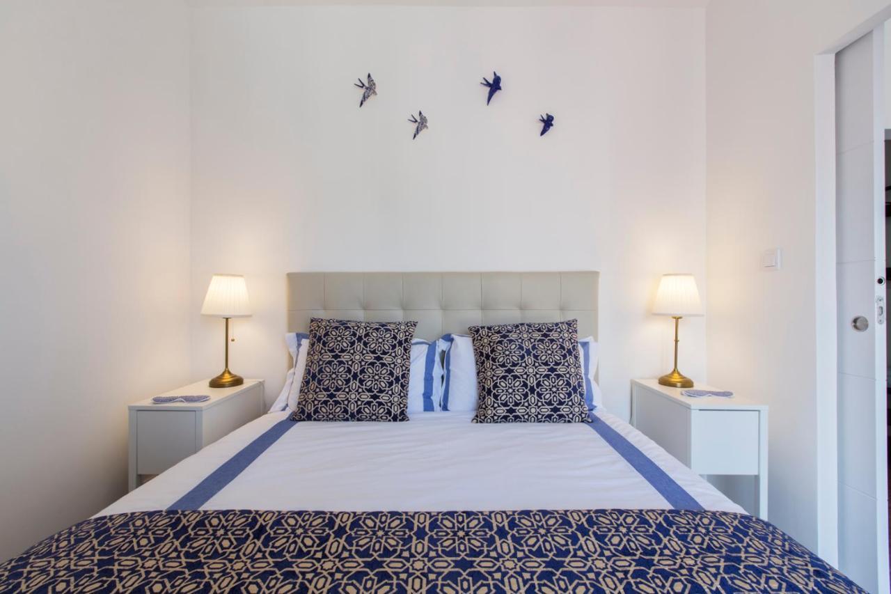 Amazing Downtown Apt With Small Balcony With View Over The Castle Lisbona Esterno foto
