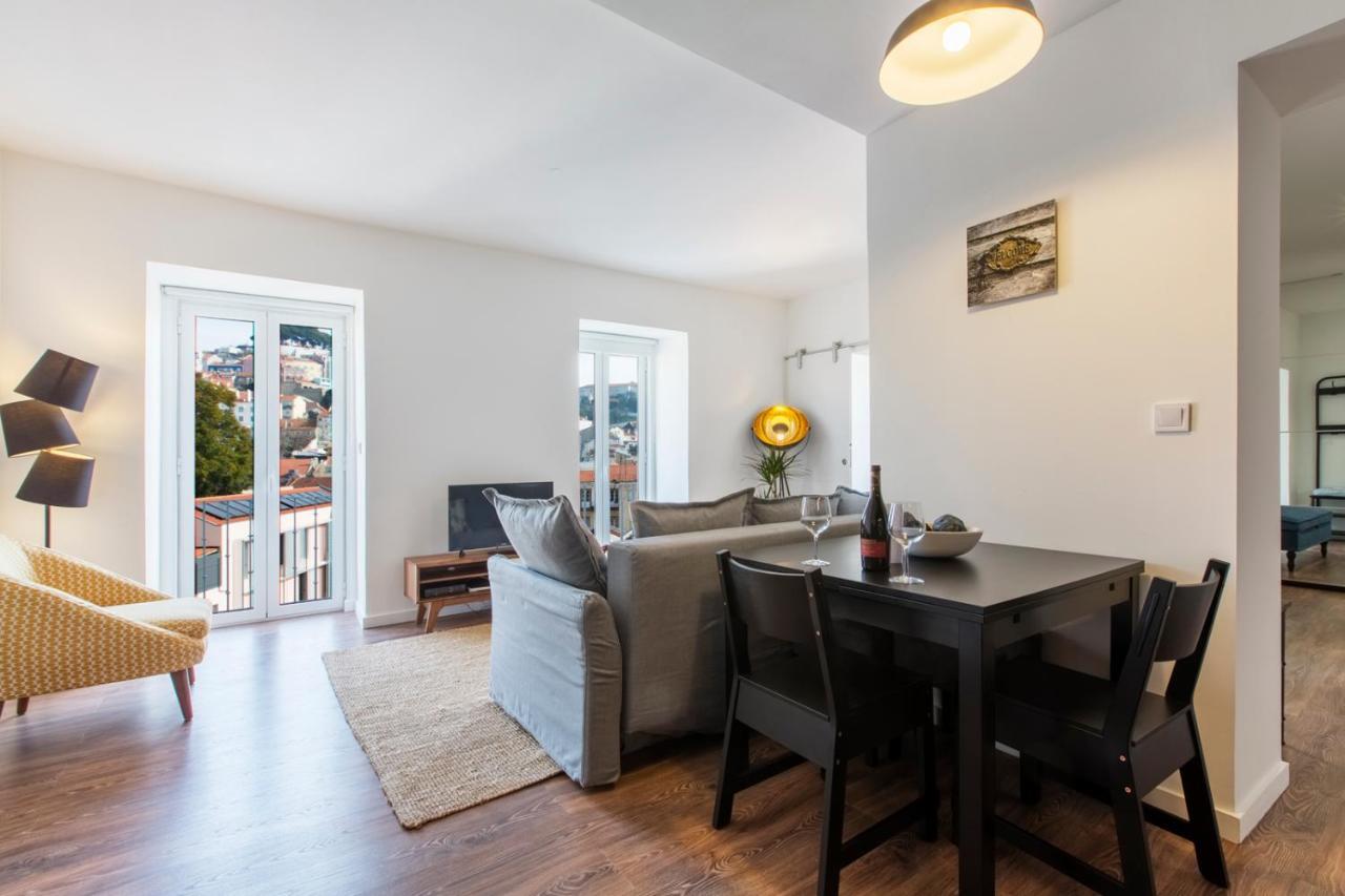 Amazing Downtown Apt With Small Balcony With View Over The Castle Lisbona Esterno foto