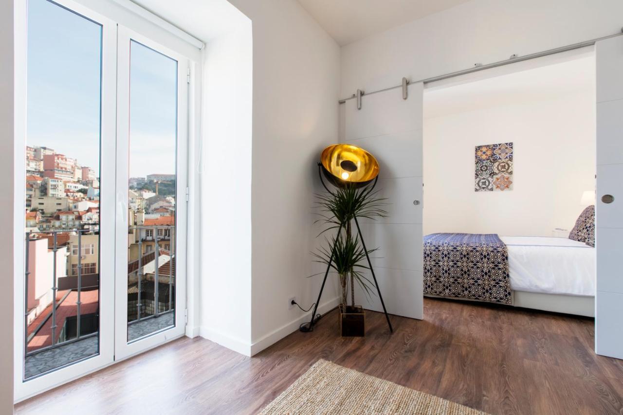 Amazing Downtown Apt With Small Balcony With View Over The Castle Lisbona Esterno foto