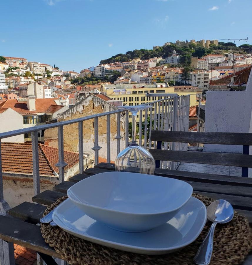 Amazing Downtown Apt With Small Balcony With View Over The Castle Lisbona Esterno foto