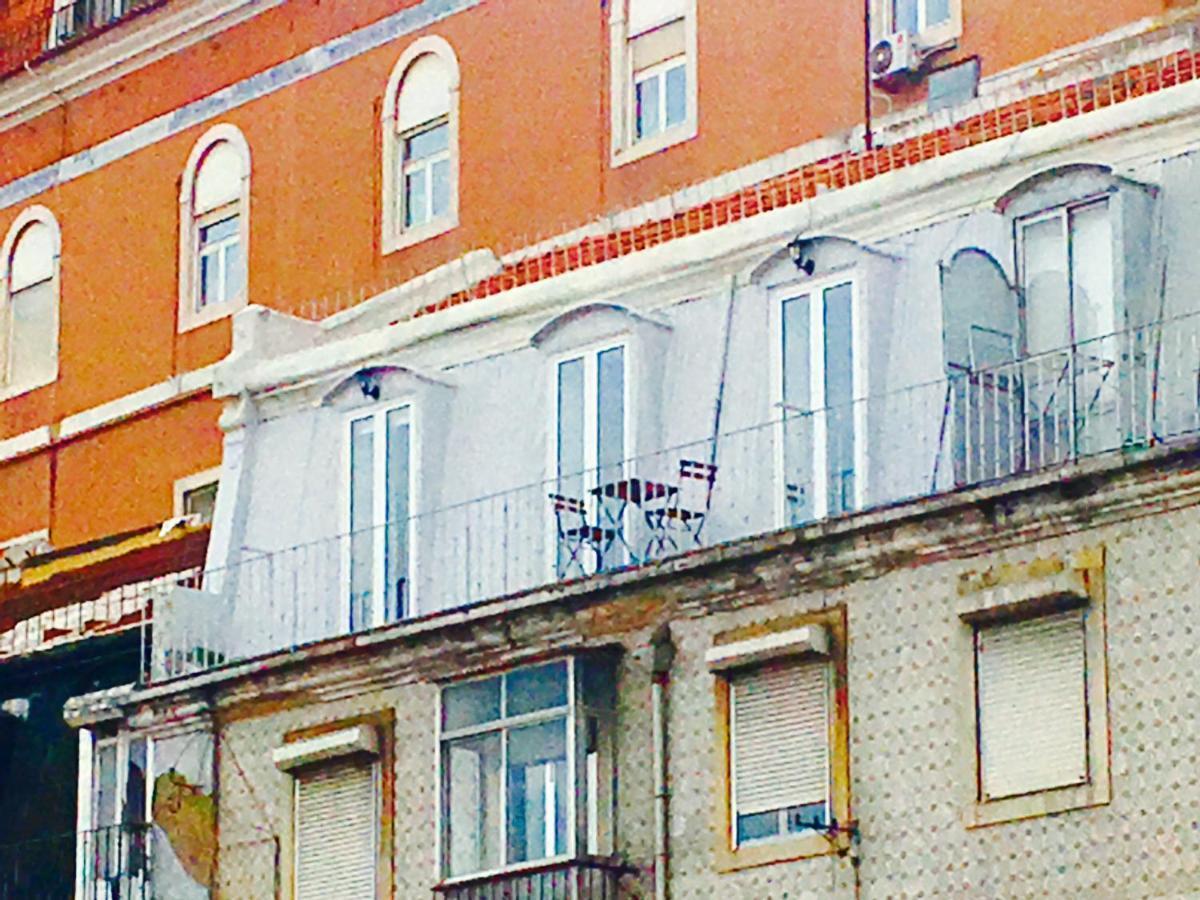 Amazing Downtown Apt With Small Balcony With View Over The Castle Lisbona Esterno foto