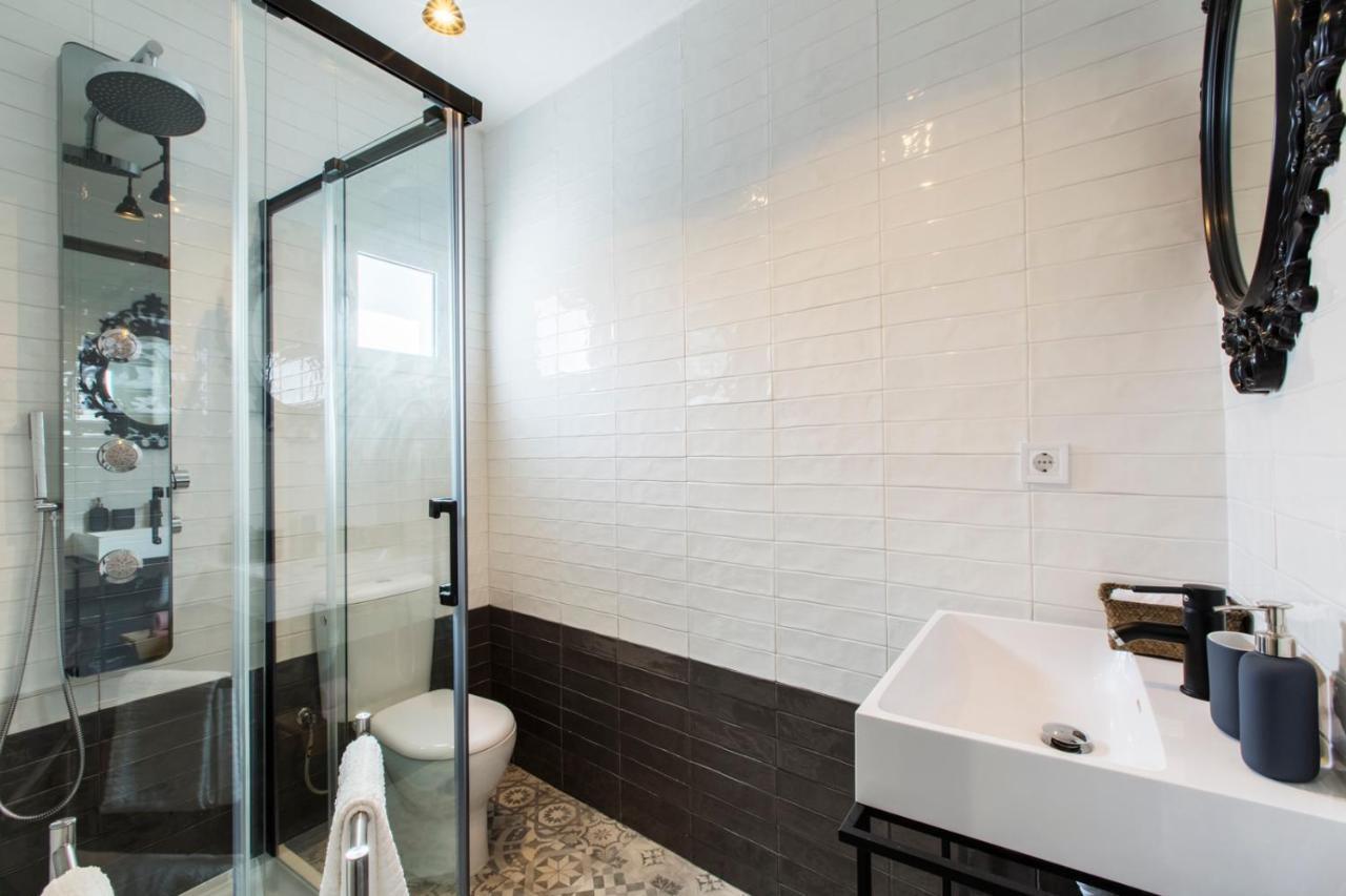 Amazing Downtown Apt With Small Balcony With View Over The Castle Lisbona Esterno foto
