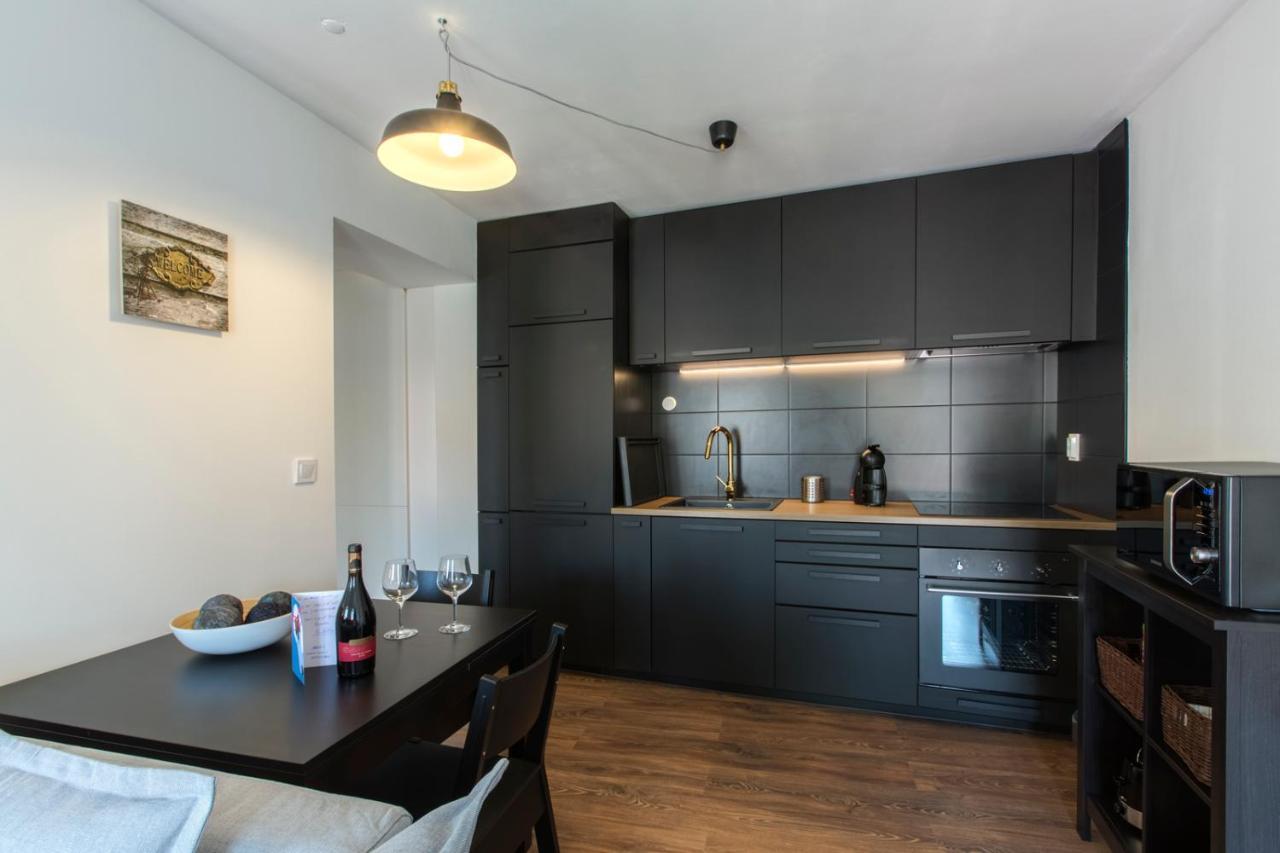 Amazing Downtown Apt With Small Balcony With View Over The Castle Lisbona Esterno foto