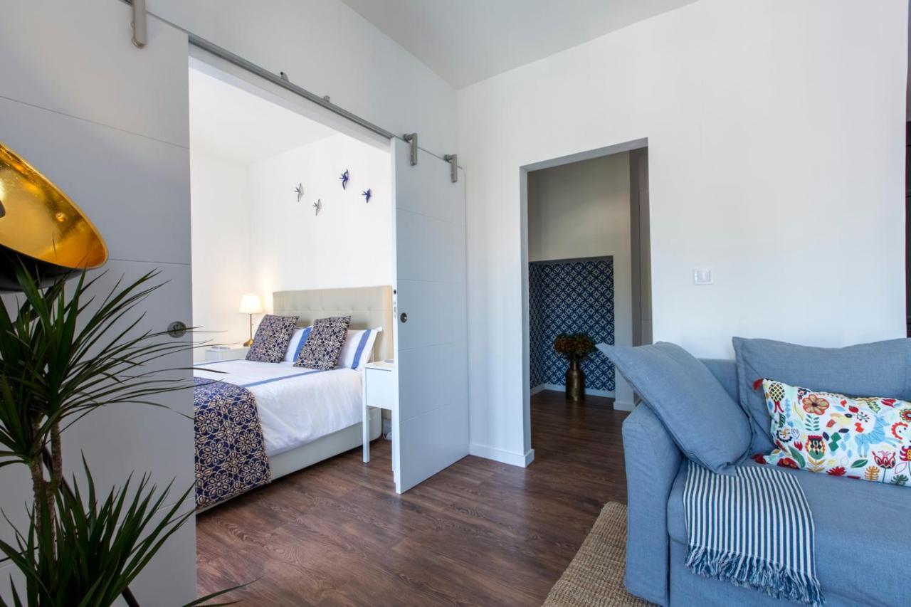Amazing Downtown Apt With Small Balcony With View Over The Castle Lisbona Esterno foto