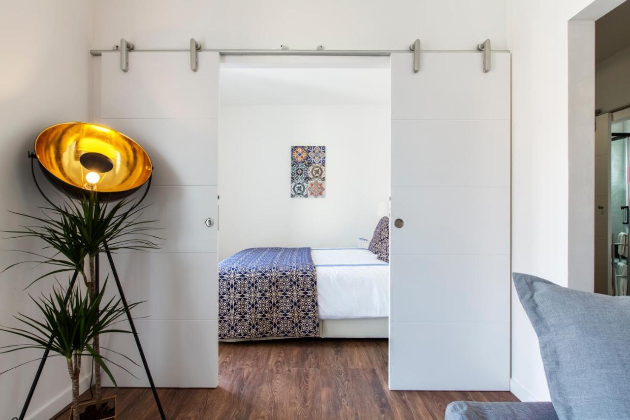 Amazing Downtown Apt With Small Balcony With View Over The Castle Lisbona Esterno foto