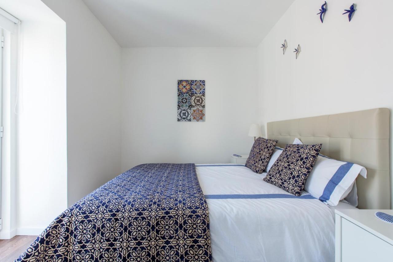 Amazing Downtown Apt With Small Balcony With View Over The Castle Lisbona Esterno foto